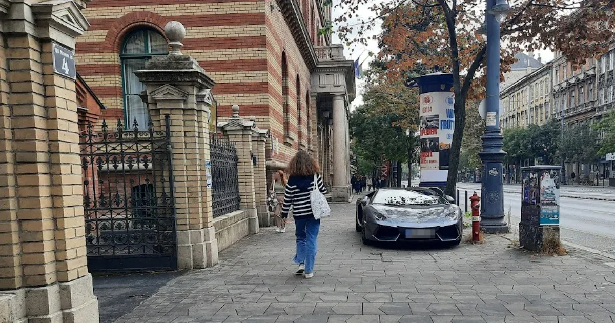 Tahó parkolás Lamborghini-kiadás: valaki nagyon siethetett az ELTE-re