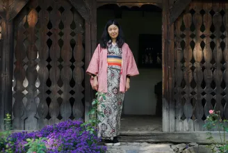 Tanizaki Szeikót meghódította Erdély: hímez, varr és Tokióban rendez kiállításokat a népi textíliákból