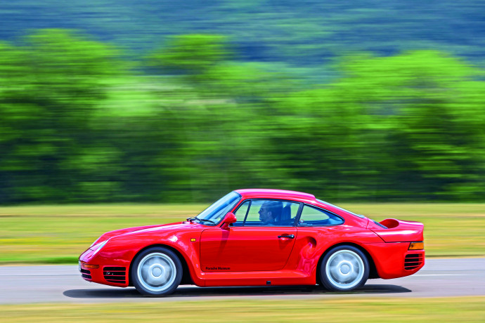 A Porsche 959 S első pillantásra egy átalakított 911-eshez hasonlít, de az orr- és farkialakítás, valamint a hatalmas légbeömlők árulják el, hogy messze nem közönséges Porschéről van szó (fent). Az autó beltere otthonosabb a Ferrariénál, szintén a korabeli 911-esekéhez hasonló, de az S-kivitelből száműztek mindent, ami nem nélkülözhetetlen (középen). A hathengeres, kétturbós bokszermotor hengerfejei folyadékhűtésűek, a feltöltők egymást után, a fordulatszám emelkedésével lépnek működésbe – Fotó: Arturo Rivas