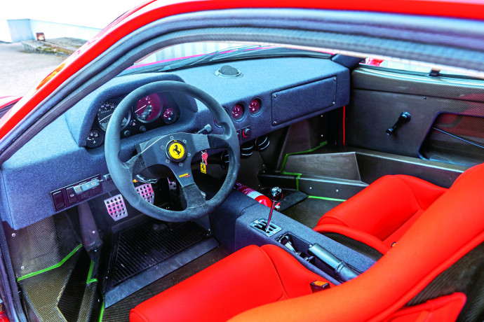 A Ferrari F40 műanyag első és hátsó fedele pillekönnyű (fent), az utastérben semmi nyoma a fényűzésnek, mindenhol a súlymegtakarítás és a célszerűség volt a fő szempont (középen), a háromliteres V8-as kétturbós motor átlátszó fedél alatt látható (lent) – Fotó: Arturo Rivas