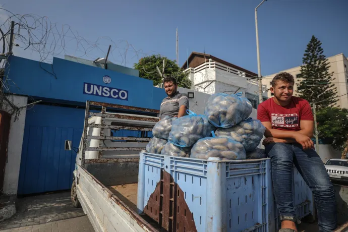 Palesztin gazdák tüntetnek az ENSZ Élelmezési és Mezőgazdasági Szervezetének (FAO) épülete előtt Gázavárosban 2019. október 17-én. A gazdák azt követelték, hogy oldják fel a blokádot, és termékeiket Ciszjordániában árulhassák – Fotó: Ali Jadallah / Anadolu Agency / AFP