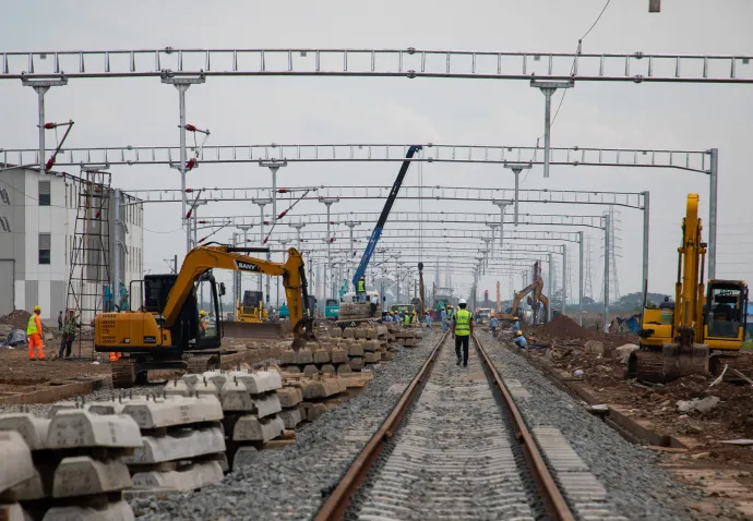 Munkások dolgoznak a Jakarta-Bandung nagysebességű vasútvonal építkezésén Bandungban, Indonéziában, 2023. május 1-jén, amit Kína az Övezet és Út kezdeményezés egyik mérföldkövének tart – Fotó: Ren Weiyun / Xinhua News Agency / AFP