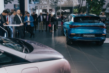 Az elektromos autók gyártói után a vásárlók is kapnak némi támogatást a kormánytól