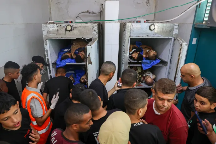A ciszjordániai Nur Shams menekülttáborban végrehajtott izraeli rajtaütés során megölt palesztinok holttestei egy hullaházban október 20-án – Fotó: Zain Jaafar / AFP
