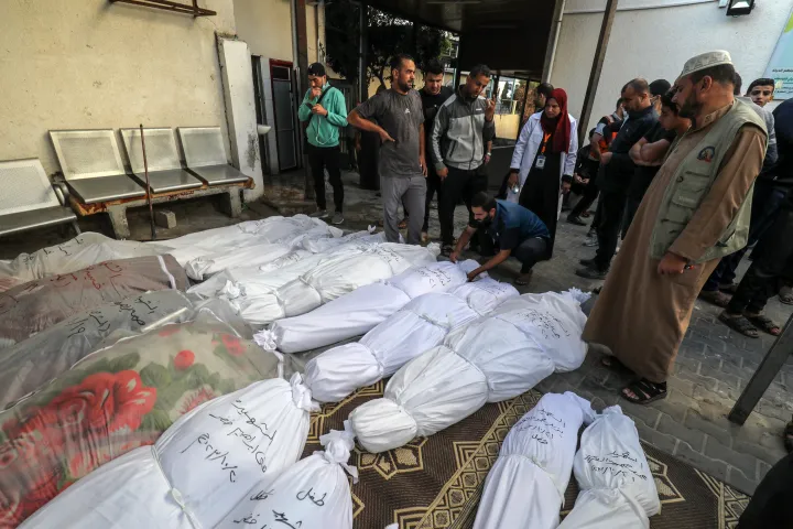 Halottak a rafahi En-Neccar kórházban október 21-én – Fotó: Abed Rahim Khatib / AFP