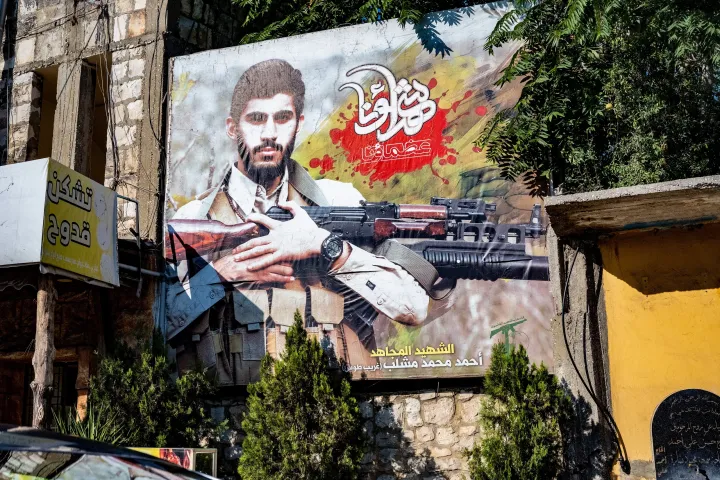 Egy „mártírt” megörökítő falfestmény a dél-libanoni Nabatiehben – Fotó: Scott Peterson / Getty Images