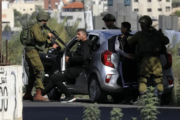 Izraeli katonák letartóztatnak egy palesztint egy Nablúszba vezető ellenőrző pontnál – Fotó: Zain Jaafar / AFP 