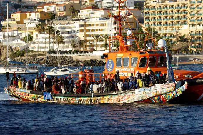 A parti őrség még soha nem látott olyan zsúfolt csónakot, mint amiből 320 menekült szállt ki a Kanári-szigeteken