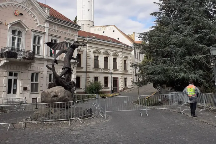 Kordonokkal, biztonsági őrökkel zárták le a veszprémi vár egy részét Orbán október 23-i beszéde előtt