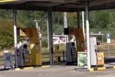 Szétlocsolta és meggyújtotta az üzemanyagot a benzinkúton egy kilencéves fiú Szlovákiában