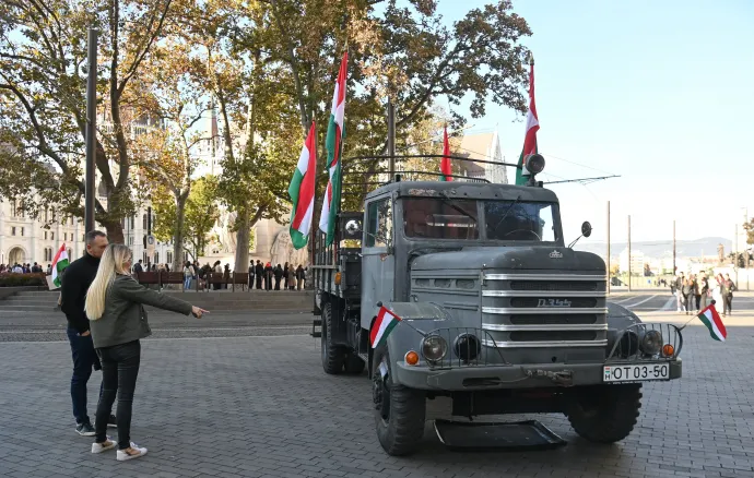 Csepel teherautó a Kossuth téren – Fotó: Bruzák Noémi / MTI