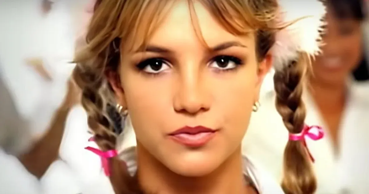 El sencillo debut de Britney Spears, de 25 años, Baby One More Time