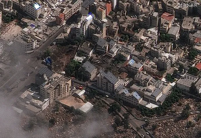 A Maxar Technologies jóvoltából 2023. október 18-án készült műholdfelvételen a gázai al-Ahli kórház és környéke látható egy nappal a támadás után – Fotó: Satellite Image ©2023 Maxar Technologies / AFP