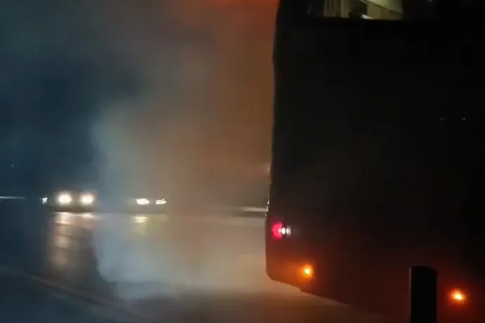 Füstöt okádott egy vonatpótló busz, buszpótló busz vitte tovább az utasokat