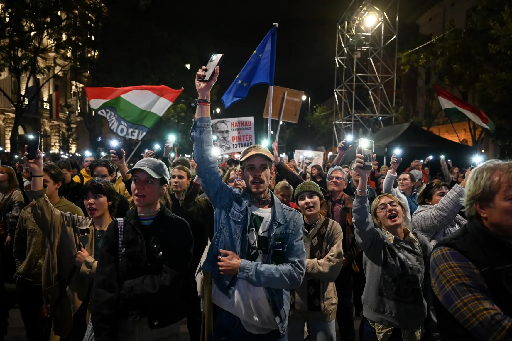 Több ezren tüntettek Budapesten, Orbán zárt körben beszélt Veszprémben