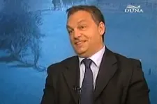 Orbán szerint Magyarország erős, mert nem volt előrehozott választás, de 17 éve ő kampányolt azzal
