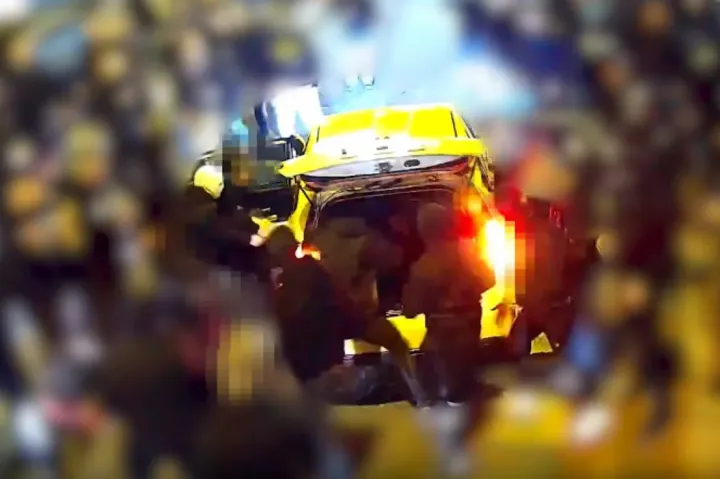 Videón, ahogy a tavaly októberi Európa-liga-meccs előtt szerb szurkolókat rángattak ki a taxiból a magyar drukkerek