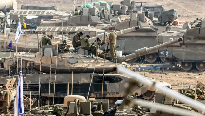 A szárazföldi hadműveletre készülő izraeli hadsereg harcjárművei és katonái a Gázai övezet határának térségében, Dél-Izraelben 2023. október 24-én – Fotó: Hannibal Hanschke / EPA / MTI
