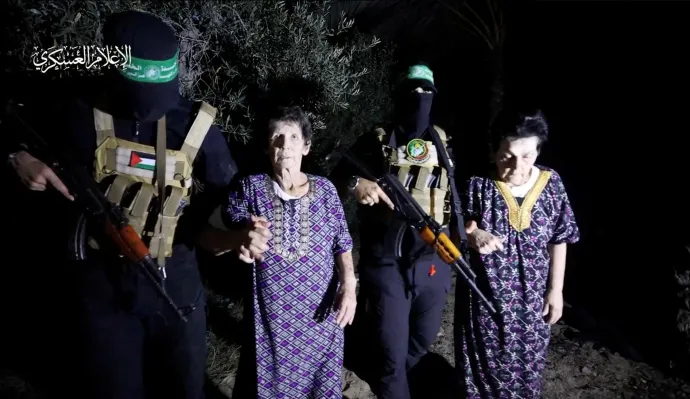 Yocheved Lifschitz és Nurit Yitzhak, a két elrabolt izraeli asszony a Hamász videóján – Fotó: Al-qassam Brigades – Hamas / Reuters