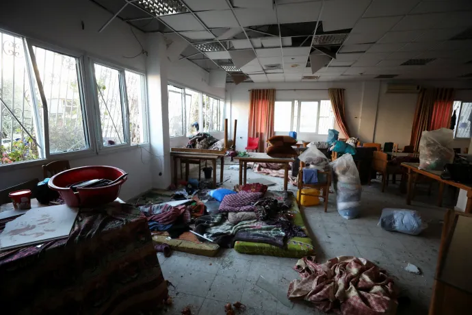 A gázai Al-Ahli al-Arabi kórház üres helyisége, miután robbanás történt az intézményben – Fotó: Mohammed Al-Masri / Reuters