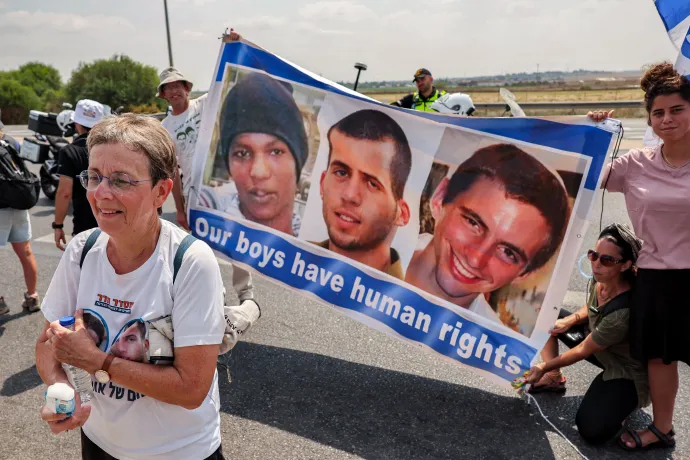 Avraham Mengistu, Oron Shaul és Hadar Goldin arca egy molinón egy 2022-es demonstráción. Hadar anyja, Lea Goldin sétál előttük – Fotó: Jack Guez / AFP