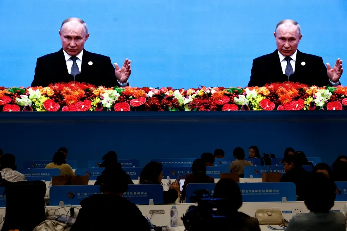 Újságírók nézik Vlagyimir Putyin orosz elnök beszédét a harmadik Övezet és Út Fórum megnyitó ünnepségén, a pekingi médiaközpontban, 2023. október 18-án – Fotó: Tingshu Wang / Reuters