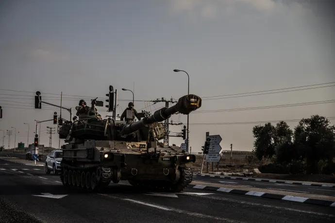 Izrael további katonákat, harckocsikat és páncélozott járműveket telepít a gázai határ közelébe 2023. október 24-én – Fotó: Mostafa Alkharouf / Anadolu / AFP