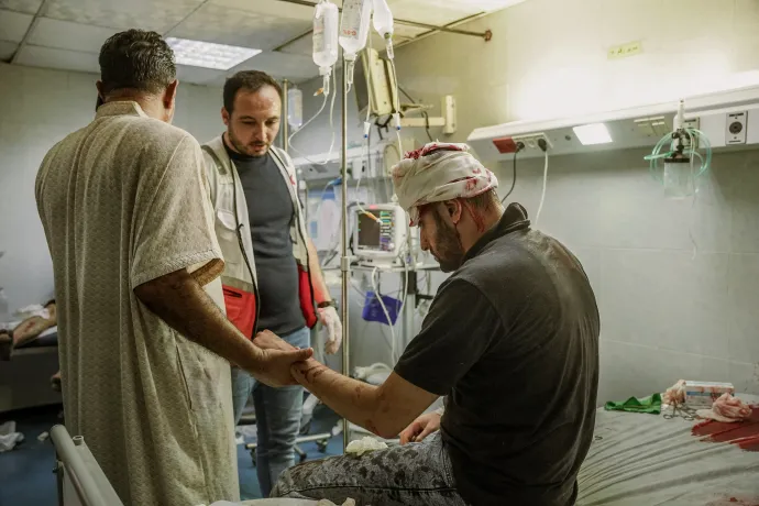 Egy súlyosan sérült fiatalember orvosi segítséget kap a gázai Al-Aksza kórházban 2023. október 24-én – Fotó: Saher Alghorra / Middle East Images / AFP