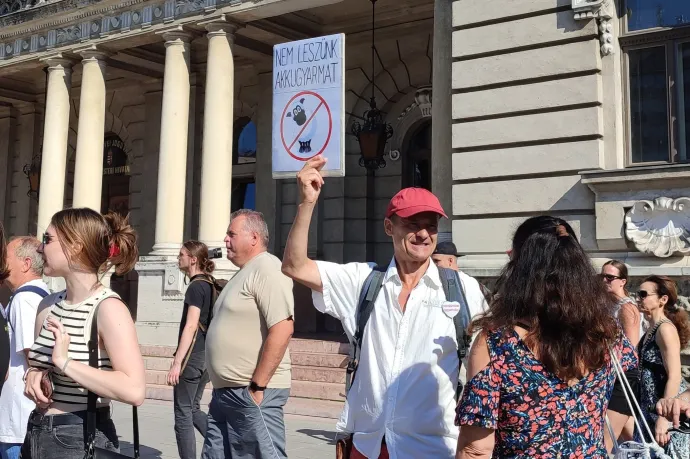 Civilek szerint titokban nyilvánítottak „jelentős részben zavaró hatású ipari övezetté” 400 hektár földet Győr határában