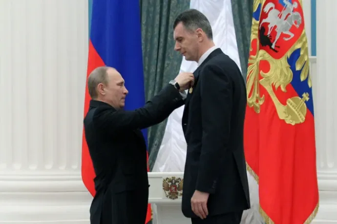 Putin decorating Prokhorov in 2014 – Photo: Sasha Mordovets / Getty Images