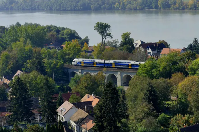 Lehullott falevelek miatt késtek a vonatok Vácnál