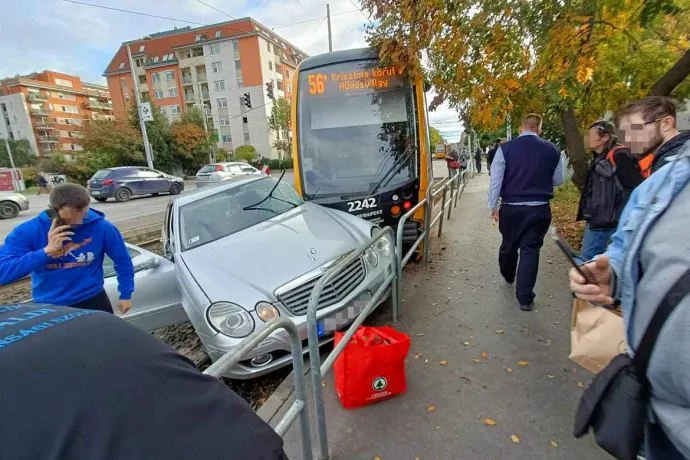 A kisiklott 56-os villamos a XI. kerületben, a Fehérvári úton 2023. október 25-én – Fotó: Olvasói fotó / Telex