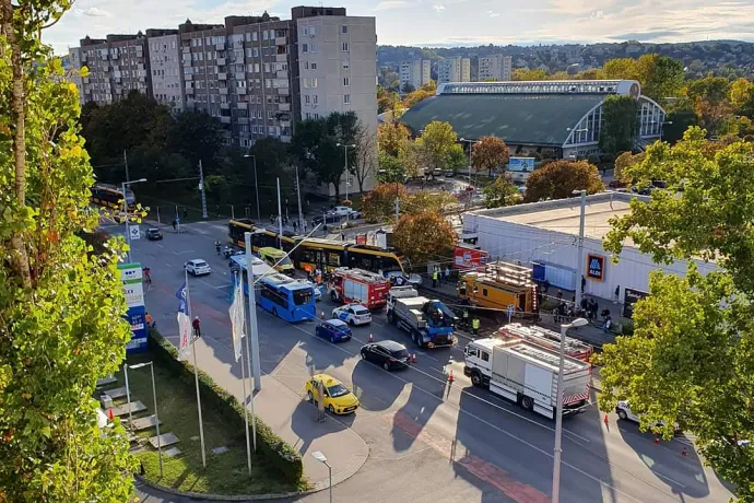 A kisiklott 56-os villamos a XI. kerületben, a Fehérvári úton 2023. október 25-én – Fotó: Olvasói fotó / Telex