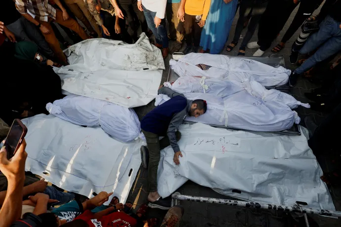 Gyászolók egy palesztin temetésen a gázai Hán Júniszban – Fotó: Mohammed Salem / Reuters