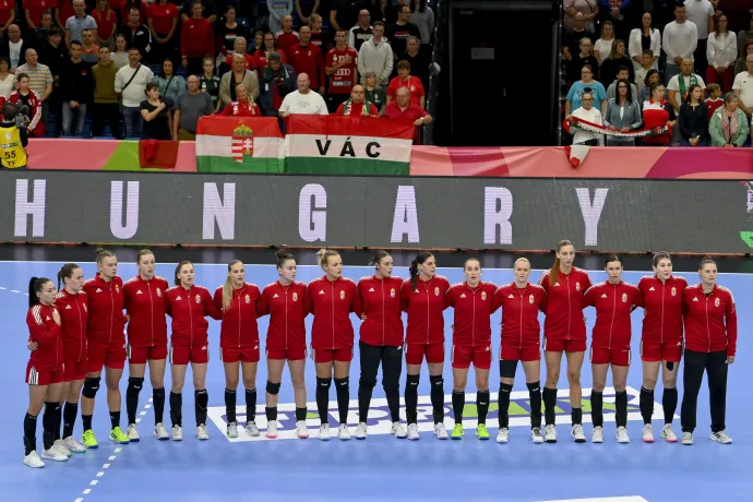 A magyar csapat a női kézilabda Eurokupa 1. fordulójában játszott Magyarország–Norvégia mérkőzés előtt a debreceni Főnix Arénában 2023. október 11-én – Fotó: Czeglédi Zsolt / MTI