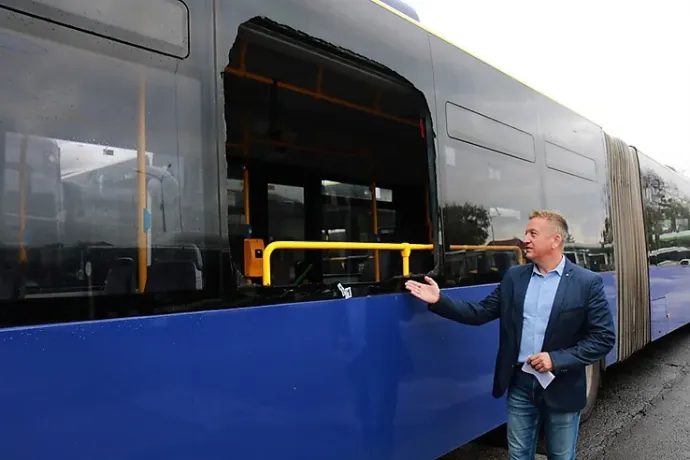 Több busz ablakát is betörték a Fradi-szurkolók Miskolcon