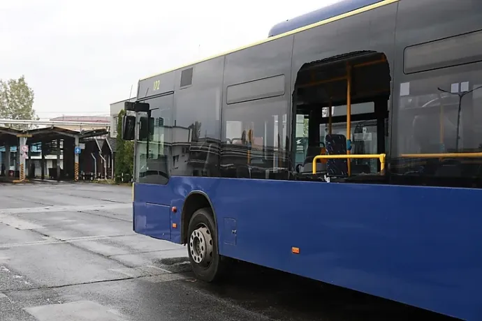 Juhász János, az MVK Zrt. villamosközlekedési igazgatója mutatja a busz betört ablakát – Fotó: minap.hu / Juhász Ákos