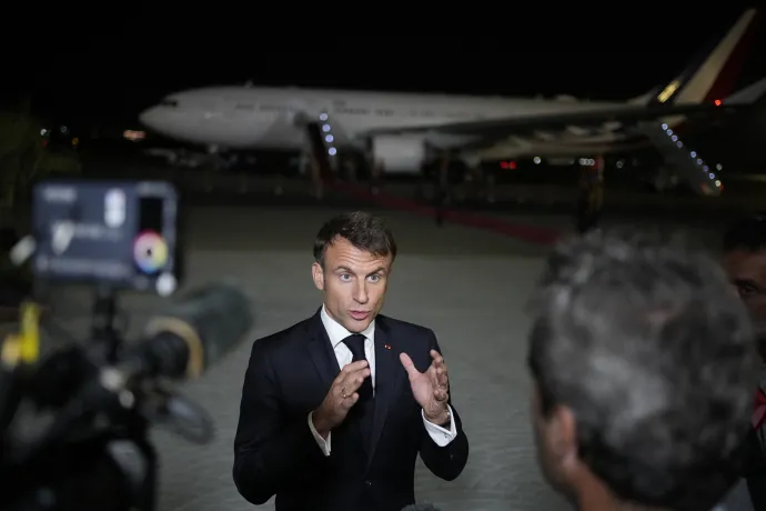 Macron a kairói reptéren tart sajtótájékoztatót – Fotó: Christophe Ena / AFP