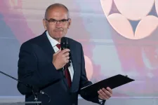 Gundel Takács Gábor az RTL-en vezet újra olyan kvízműsort, ahol mélybe zuhannak a rosszul válaszolók