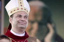 Lemondott a lengyel püspök, akinek egyházmegyéjében férfi prostituálttal szervezett orgiát egy pap