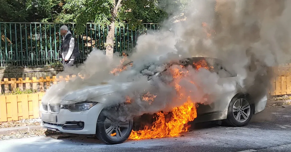 Un BMW quedó reducido a polvo en enormes llamas en Budapest