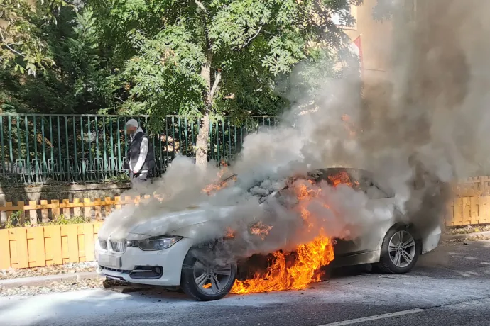 Hatalmas lángokkal égett porrá egy BMW Budapesten