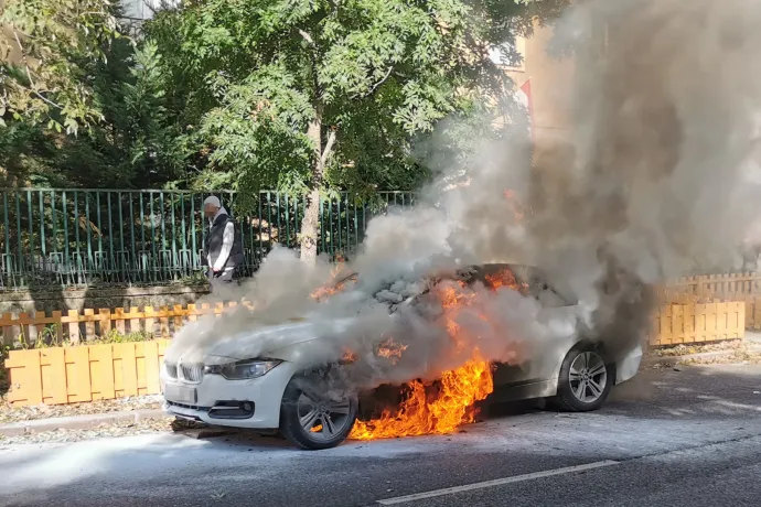 Hatalmas lángokkal égett porrá egy BMW Budapesten