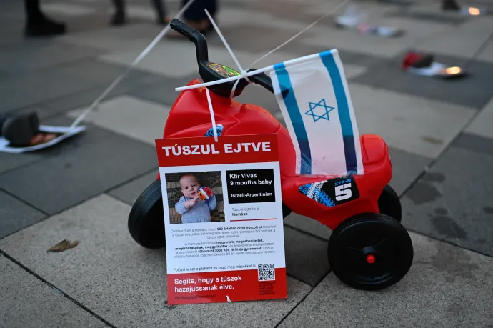 Egy elhurcolt áldozat fotója egy gyerekmotor mellett, a Vörösmarty téri demonstráción – Fotó: Bődey János / Telex.hu