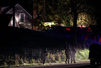 Körbevette a rendőrség a 18 embert lemészároló amerikai lövöldöző családjának házát Bowdoinban