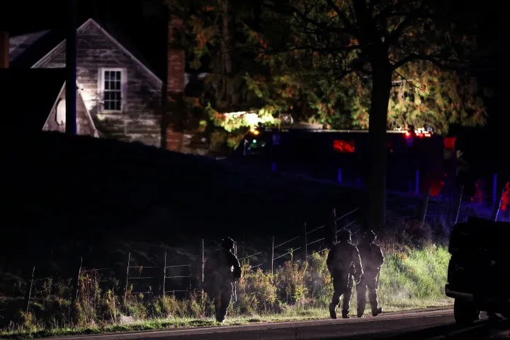 Amerikai rendőrök körbeveszik a lövöldözés gyanúsítottjának házát Bowdoinban – Fotó: Shannon Stapleton / Reuters