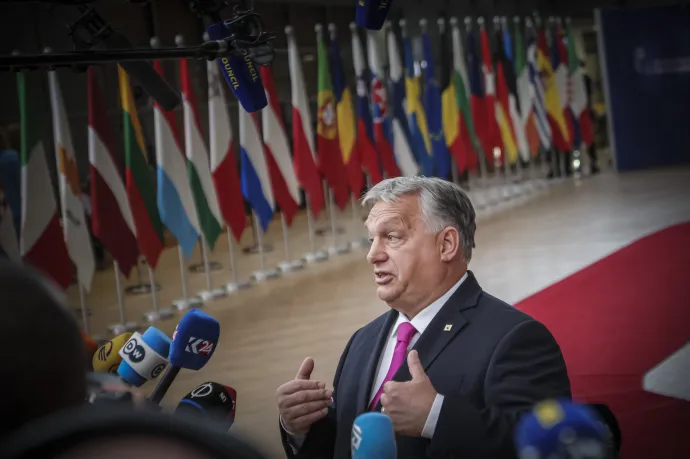 Orbán Viktor nyilatkozik az Európai Tanács ülésérére érkezve 2023. okt. 26-án – Fotó: Nicolas Economou / NurPhoto / AFP