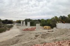 Már állnak a hatalmas betonpillérek, építik a szlovák-magyar határhidat Dunakilitinél