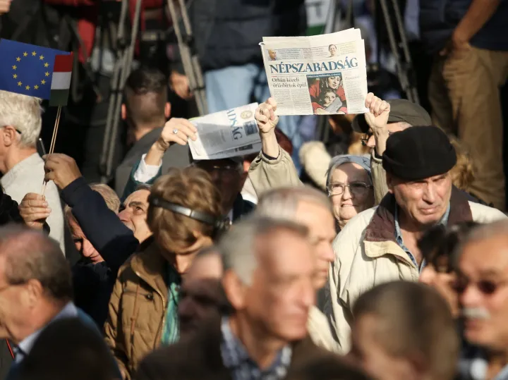 Résztvevők a Népszabadság megszüntetése és a korrupció ellen szervezett tüntetésen Budapesten, a Szabad Sajtó úton, 2016. október 16-án – Fotó: Mohai Balázs / MTI