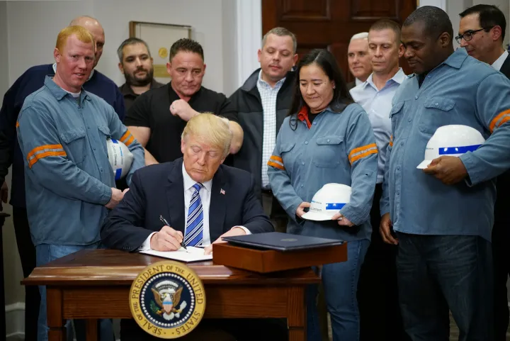 Donald Trump aláírja az alumínium- és acélimportról szóló nyilatkozatot – Fotó: Mandel Ngan / AFP